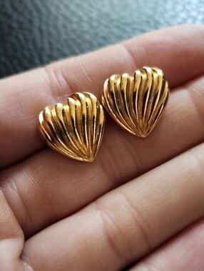 VTG Avon Gold Heart Shell Stud Earrings - Elegant Women's Jewelry